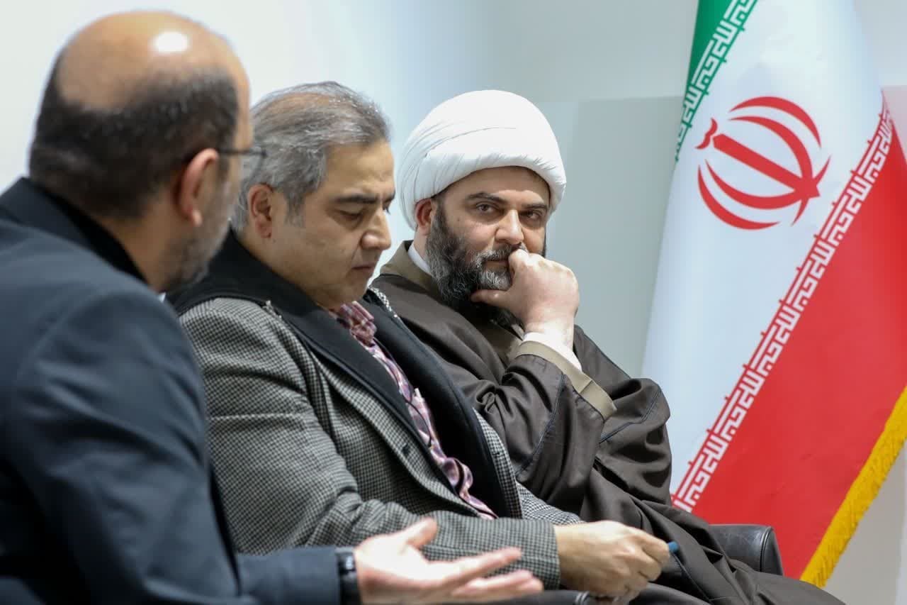 کلنل؛ روایت هنرمندانه تاریخ و فرهنگ کلنل؛ روایت هنرمندانه تاریخ و فرهنگ