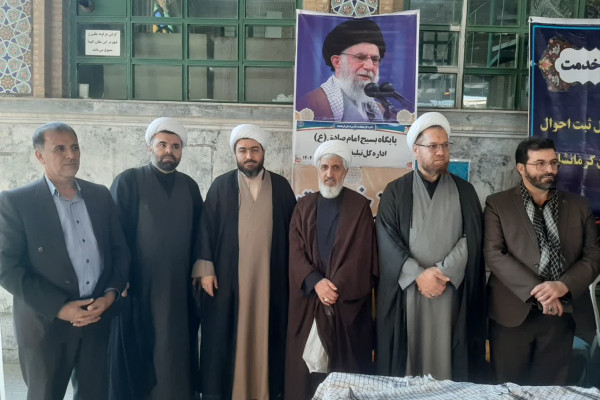 میز خدمت ادارات کرمانشاه در نماز جمعه به مناسبت هفته بسیج برپا شد