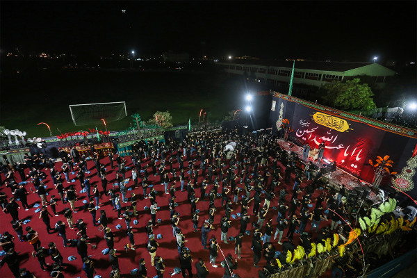 在保持社交距离的情况下举行伊玛目侯赛因（愿他安息）的悼念活动