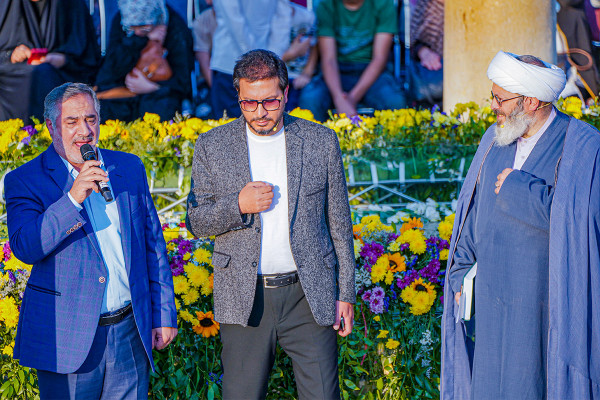 Проведение праздника Махфел у мавзолея Хафиза в Ширазе