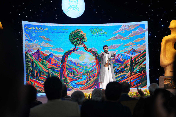 卡伦·霍马云法尔被评为年度艺术人物