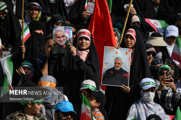 Mass Recitation of “Hello Commander” Anthem at Azadi Stadium in Tehran