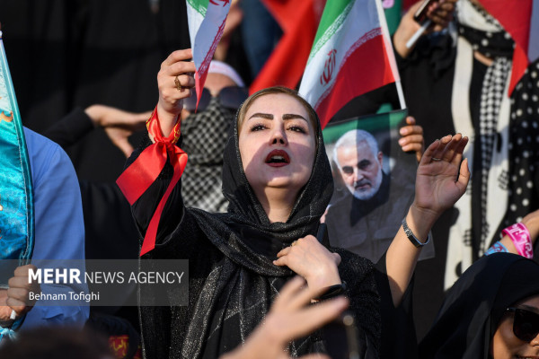 שירת המונים של ההמנון "סלאם פרמנדה" באצטדיון אזאדי בטהראן