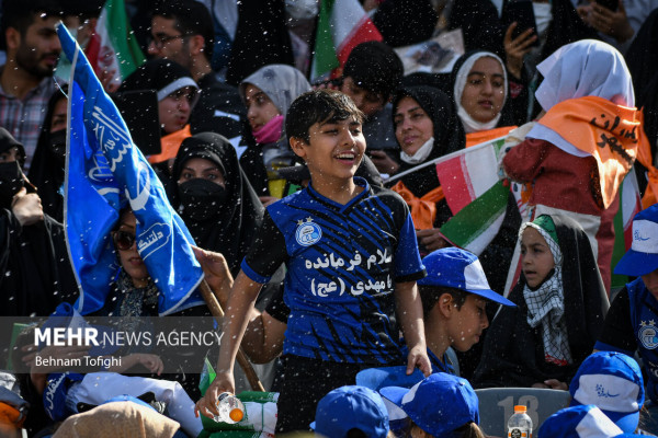 تہران کے آزادی اسٹیڈیم میں "سلام فرمانده" ترانہ اجتماعی طور پر پیش کیا گیا