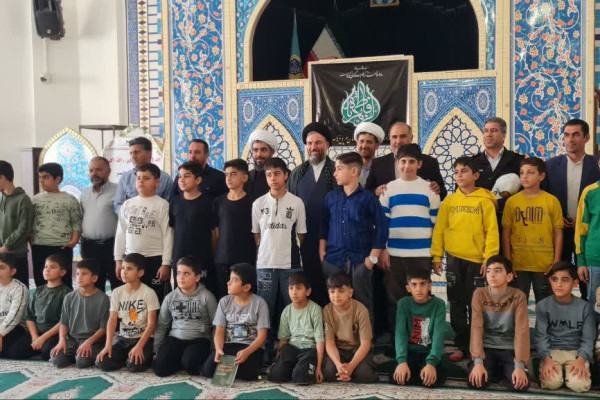 حضور دانش‌آموزان مدرسه آزادگان در نماز جمعه  شهرستان سرپل‌ذهاب