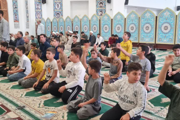 حضور دانش‌آموزان مدرسه آزادگان در نماز جمعه  شهرستان سرپل‌ذهاب