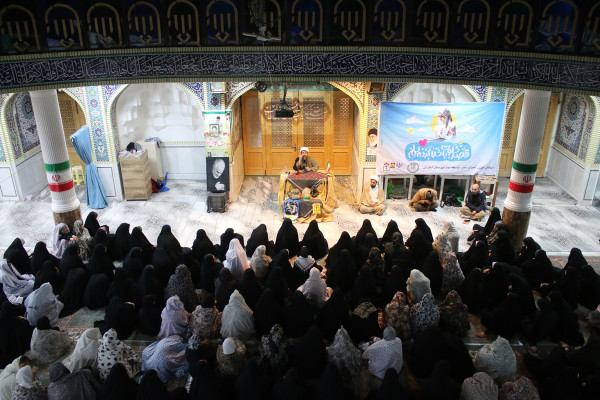 اعتکاف دخترانه همراه با عطر شهدا