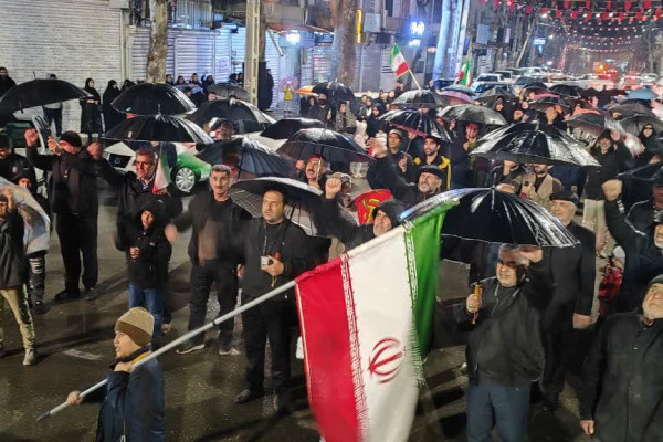 مردم شهرستان صحنه در هوای بارانی هم به میدان آمدند