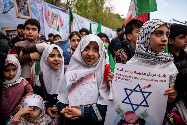 مراسم چهلم شهدای مدرسه میناب برگزار شد