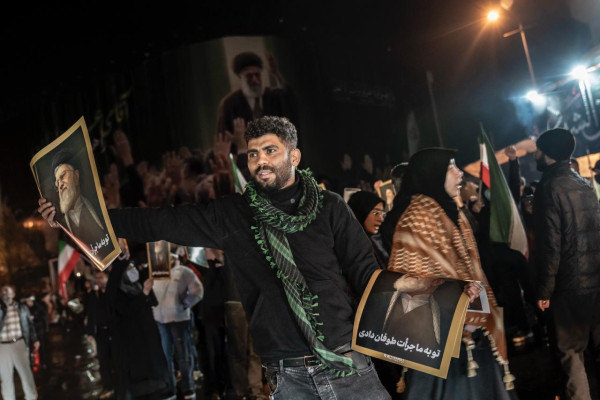 تجمع شبانه مردم در حمایت از ایران ادامه دارد