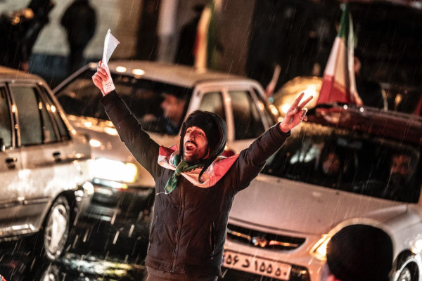 تجمع شبانه مردم در حمایت از ایران ادامه دارد