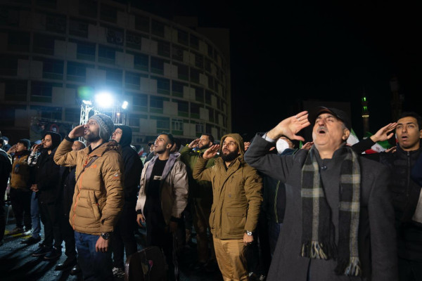 تجمع شبانه مردم در حمایت از ایران ادامه دارد