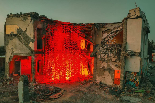 پروانه‌های سرخ بر ویرانه‌های میناب