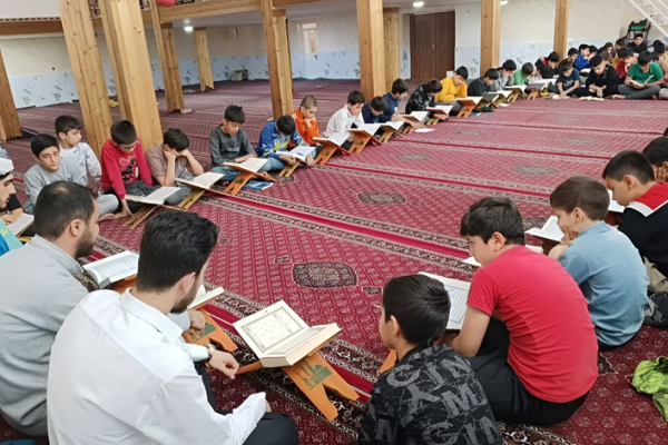 رمضان در محلات سنندج با صدای تلاوت کودکان جان گرفت